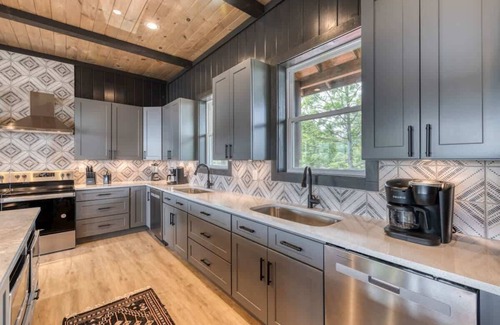 Sevierville Cabin | 20BR/Mtn Views/Pool/Hot Tub/Sleeps 54