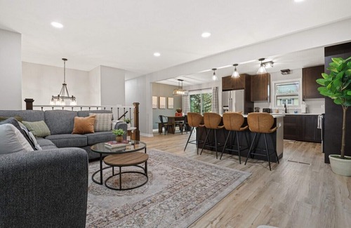 Token Creek House | 20min to Capitol - Garage - Yard - KING Bed - Pets