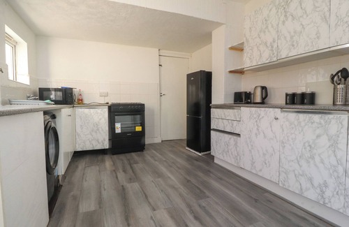 North Shore Cottage | 21 EAVES STREET, country holiday cottage, with a garden in Blackpool