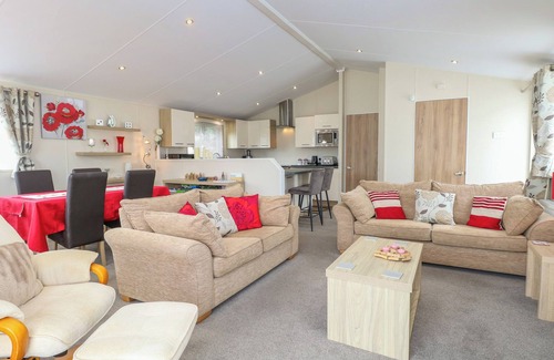 Hopton Cottage | 21 NORMAN DRIVE LODGE, family friendly, with a garden in Burgh Castle