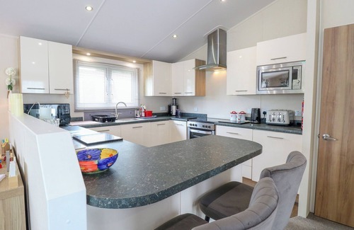 Hopton Cottage | 21 NORMAN DRIVE LODGE, family friendly, with a garden in Burgh Castle