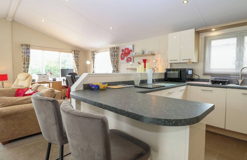 Hopton Cottage | 21 NORMAN DRIVE LODGE, family friendly, with a garden in Burgh Castle
