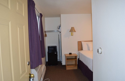 Columbia Falls Hotel | #21 TWO QUEEN BEDS with WiFi and AC in welcoming Columbia Falls 20 mi to GNP