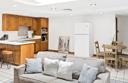 Bakersfield House | 2134 Sacramento, Unit B (Back House) · Spacious 1BR House in Bakersfield