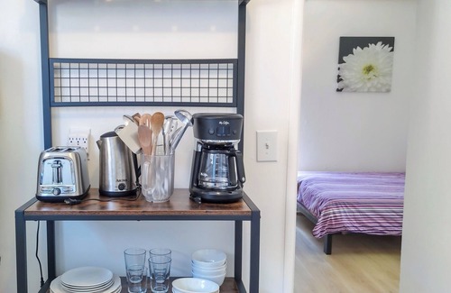 Redwood City Apartment | 214B - Cozy Studio with AC & Kitchen near Stanford