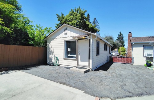Redwood City Apartment | 214B - Cozy Studio with AC & Kitchen near Stanford