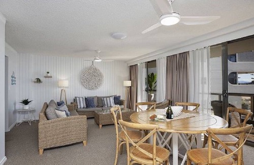 Mid North Coast Waterfront Apartment | 21st Century 7, TOP NOTCH
