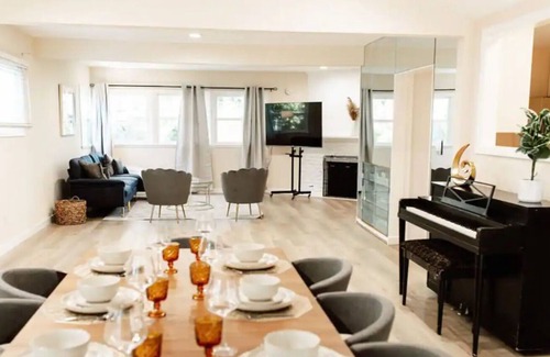 Reseda House | 21st Century Luxe-Style Home In Tarzana w/ Jacuzzi