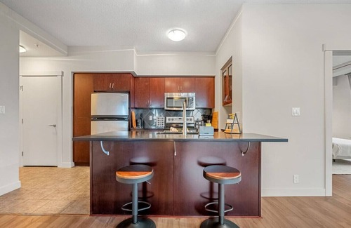 Haysboro Apartment | 21st-Floor Penthouse City & Mountain Views