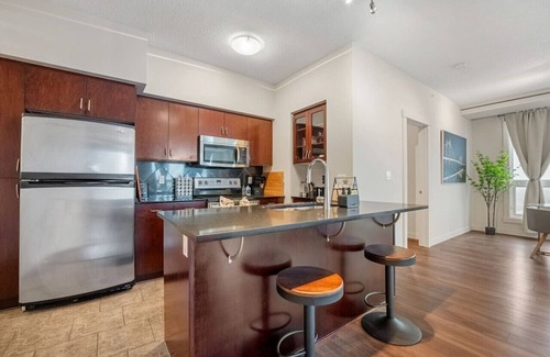 Haysboro Apartment | 21st-Floor Penthouse City & Mountain Views