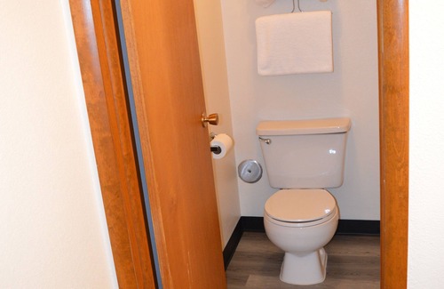 Columbia Falls Hotel | #22- 2 QUEEN BEDS with WiFi and AC in charming Columbia Falls 20 mi to GNP