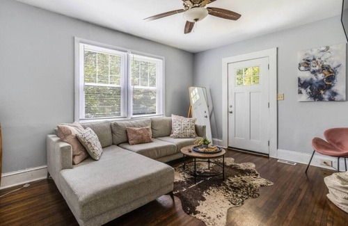 Villa Heights House | 22) Great Area & Super Walkable!