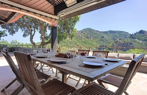 St. Jean de l’Esterel Villa | 220 m² villa with 4 suites, 4 bathrooms and stunning views of the Esterel