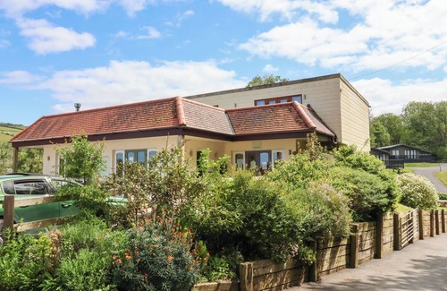Combe Martin Cottage | 23 MANLEIGH PARK, pet friendly, with a garden in Combe Martin