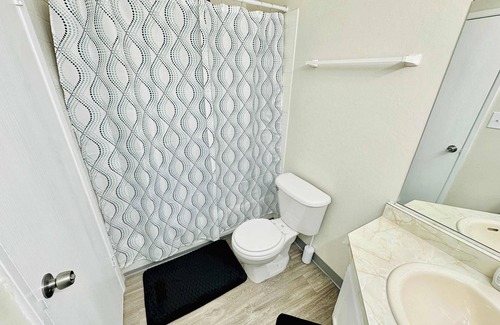 Sparks House | 23 Minutes To Tesla, 9 Beds