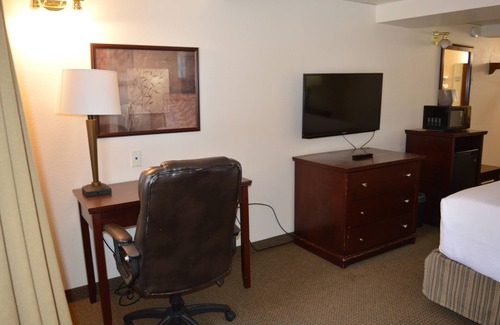 Columbia Falls Hotel | #23- ONE KING BED in Charming hotel with WiFi and AC in welcoming Columbia Falls