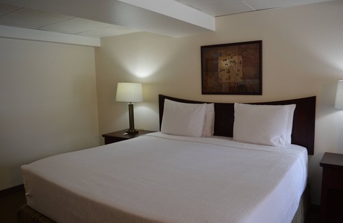 Columbia Falls Hotel | #23- ONE KING BED in Charming hotel with WiFi and AC in welcoming Columbia Falls
