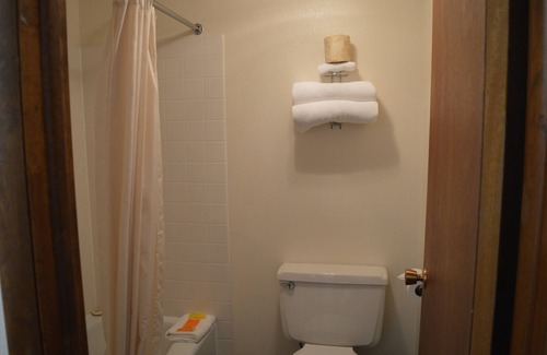 Columbia Falls Hotel | #23- ONE KING BED in Charming hotel with WiFi and AC in welcoming Columbia Falls