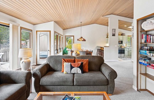 Deer Park House | 23 Poplar-Sunriver, Oregon: Hot Tub, BBQ, WiFi, SHARC Aquatics, Tubing Hill, Mt. Bachelor, Golf, Deschutes River, Tennis, Bike Paths