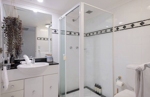 Haymarket Apartment | 23 Storeys Up Functional Sydney CBD Sanctuary