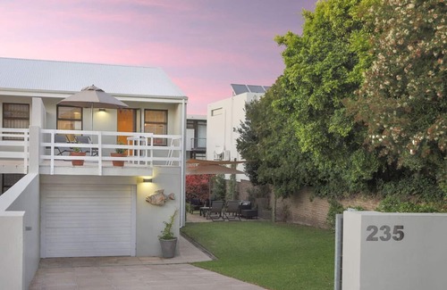 Voelklip House | 235 on Tenth | Beach Walks & Mountain Views | Pets