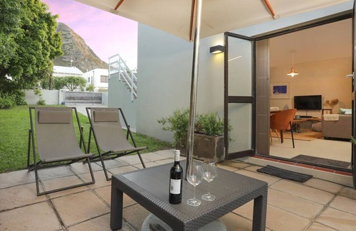 Voelklip House | 235 on Tenth | Beach Walks & Mountain Views | Pets