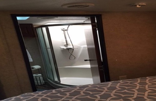 Martin City House | 24 Fully Equipped 5TH Wheel Trailer in our treed RV Park - 9 miles from GNP