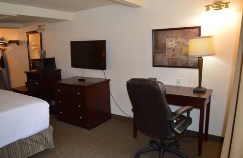 Columbia Falls Hotel | #24- ONE KING BED in Cozy hotel in lovely C.Falls with WiFi, AC 20 mi to GNP
