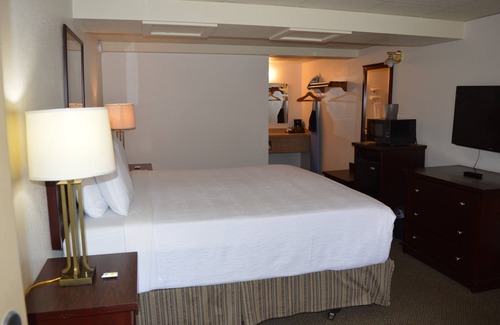 Columbia Falls Hotel | #24- ONE KING BED in Cozy hotel in lovely C.Falls with WiFi, AC 20 mi to GNP
