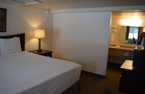 Columbia Falls Hotel | #24- ONE KING BED in Cozy hotel in lovely C.Falls with WiFi, AC 20 mi to GNP