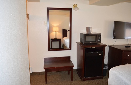Columbia Falls Hotel | #24- ONE KING BED in Cozy hotel in lovely C.Falls with WiFi, AC 20 mi to GNP