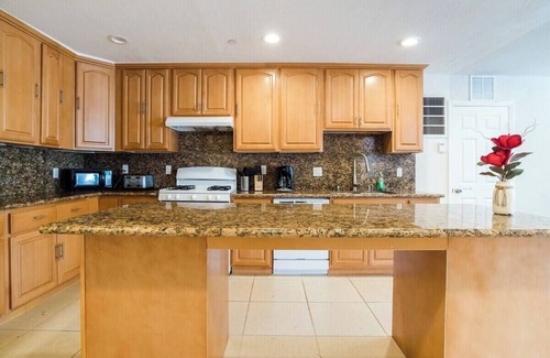 Oakland House | 2400 - 3B2B Gated House near Zoo Coliseum FWY BART