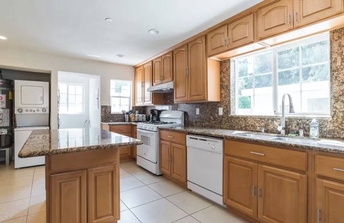 Oakland House | 2402 - 4B3B Gated House near Zoo Coliseum FWY BART
