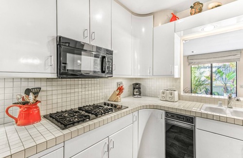 Avalon House | 242MAR-Golf cart, BBQ, WIFI, patio, sleeps 8.