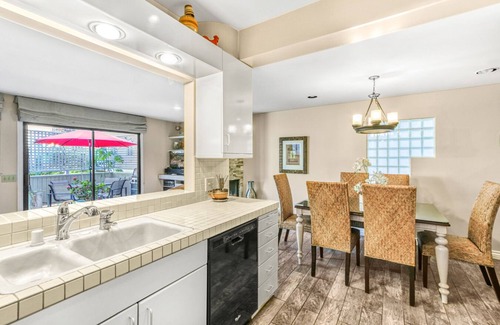 Avalon House | 242MAR-Golf cart, BBQ, WIFI, patio, sleeps 8.