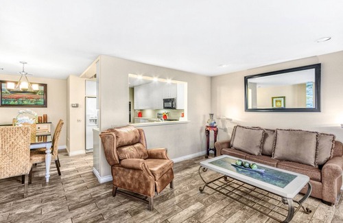 Avalon House | 242MAR-Golf cart, BBQ, WIFI, patio, sleeps 8.