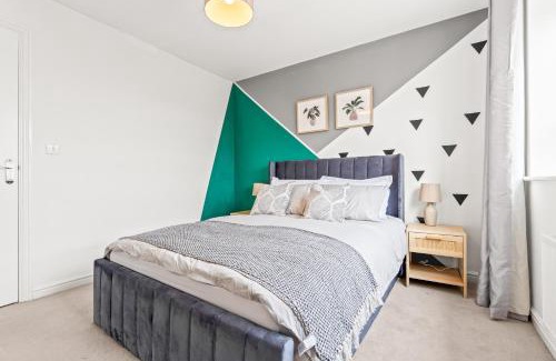 Moffat House | 247 Serviced Accommodation in Telford 4BR House