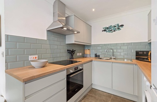 Saundersfoot Apartment | 25 Coedrath Park - Sea Glimpses, Close to Beach