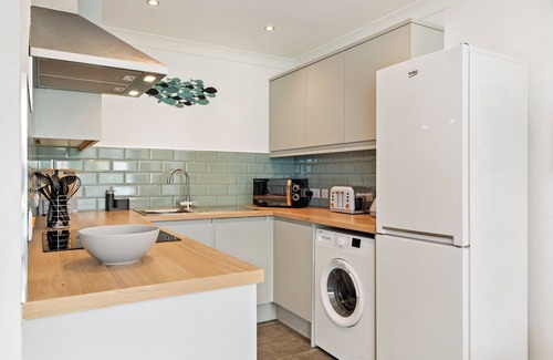 Saundersfoot Apartment | 25 Coedrath Park - Sea Glimpses, Close to Beach