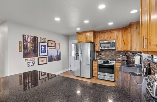 Oakhurst House | 25 min 2 Yosemite - Pickleball - Hot Tub - Firepit - BBQ - Sleeps 26 - Game Room