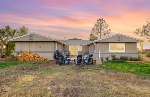 Valle House | 25 Min to Grand Canyon Shuffleboard Fire Pit