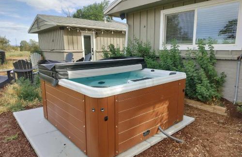 Valle House | 25 Min to Grand Canyon Shuffleboard Fire Pit