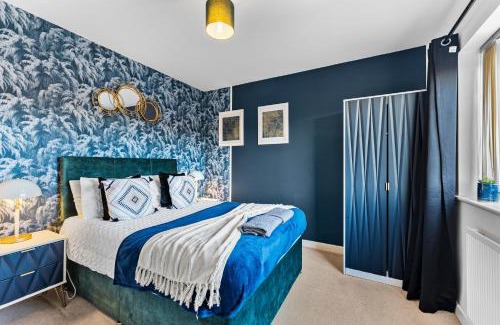 Salford House | 25 percent off - Dazzling 3 Bed in Manchester - Garden