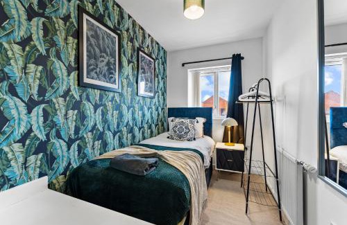 Salford House | 25 percent off - Dazzling 3 Bed in Manchester - Garden