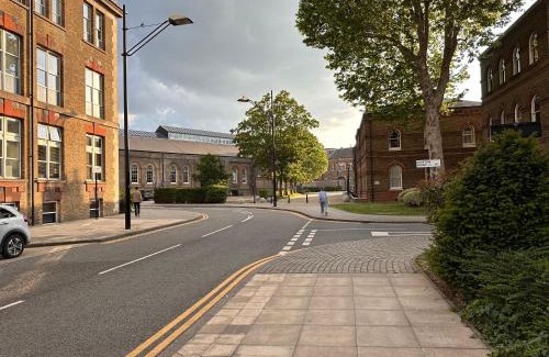 Woolwich Apartment | 25 PERCENT OFF Monthly Stays 2Bed Serviced Apartment London Business & Family Guests Free WIFI & NETFLIX Sleeps 4!