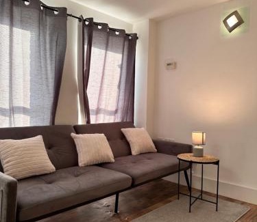 Woolwich Apartment | 25 PERCENT OFF Monthly Stays 2Bed Serviced Apartment London Business & Family Guests Free WIFI & NETFLIX Sleeps 4!