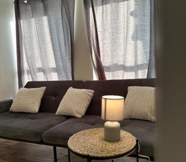 Woolwich Apartment | 25 PERCENT OFF Monthly Stays 2Bed Serviced Apartment London Business & Family Guests Free WIFI & NETFLIX Sleeps 4!