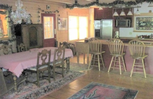 Lake George House | 2500 sq ft Log Home 8+ people heated pool near LG village 30 min to Saratoga