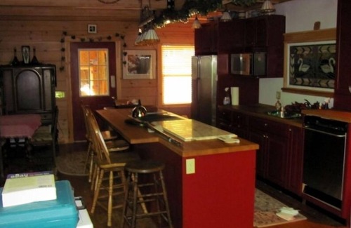 Lake George House | 2500 sq ft Log Home 8+ people heated pool near LG village 30 min to Saratoga