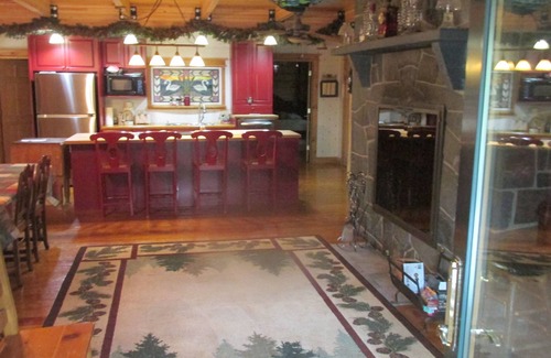 Lake George House | 2500 sq ft Log Home 8+ people heated pool near LG village 30 min to Saratoga